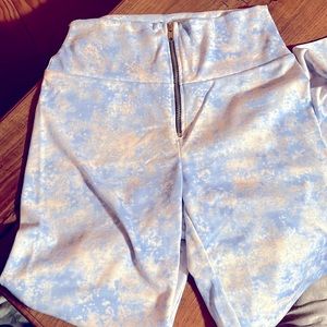 NWOT KToo cloud leggings with zipper.
